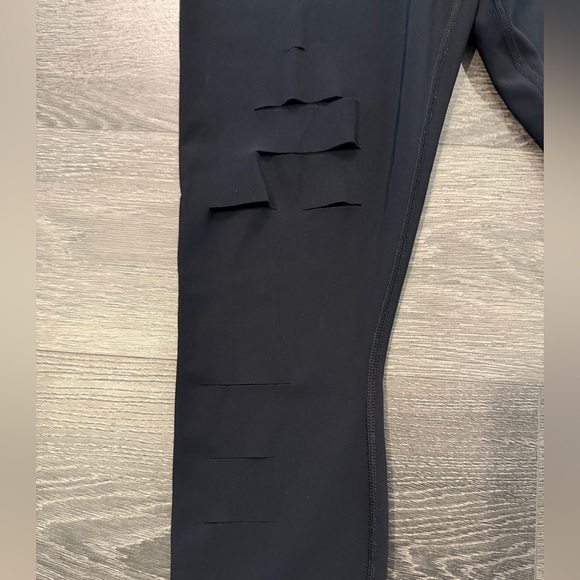 ALO YOGA High-Waist Ripped Warrior Legging Size Medium in Black - Picture 6 of 13